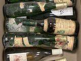 plusieurs bouteilles de vin dans une caisse sur la table