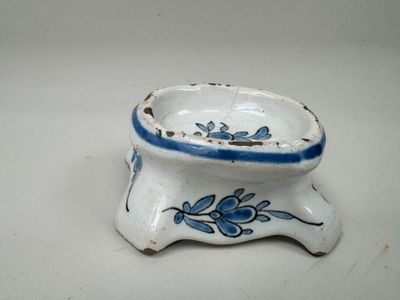 un petit bol bleu et blanc posé sur une table