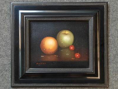 un tableau représentant deux pommes et une orange posées sur une table