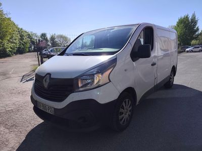 la camionnette blanche est garée sur le côté de la route