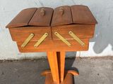 une petite table en bois surmontée de deux tiroirs