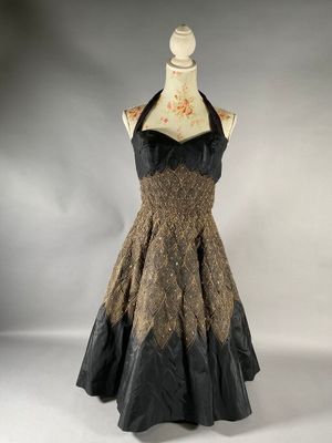 Robe de cocktail en soie artificielle noire sur un fond de p…