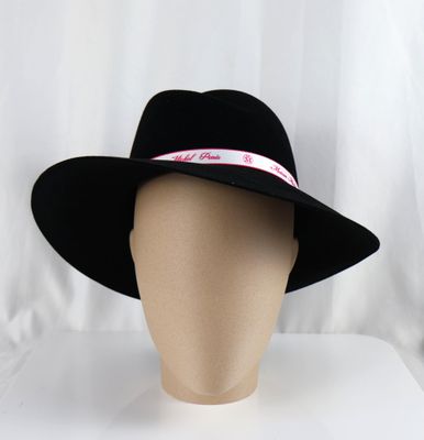 chapeau fedora noir à large bord, orné d'un ruban rose