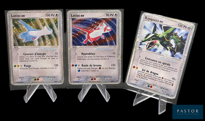Trois cartes représentant différents types de Pokémon sont affichées sur un fond noir.