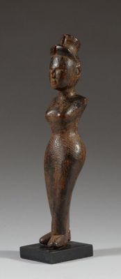 l'image d'une statue de femme avec un chapeau sur la tête