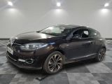 la voiture noire est garée sur un sol en damier dans le garage
