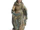 une image représentant une statue d'une femme en robe bleue