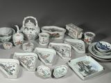 de nombreuses pièces de porcelaine différentes sur la table