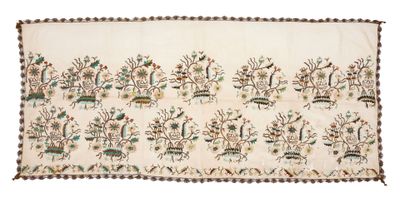 un tapis blanc orné d'un motif d'oiseaux et de fleurs
