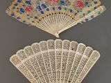 deux éventails chinois ornés de motifs floraux sur fond gris
