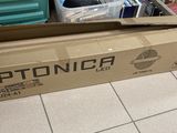 une boîte en carton posée sur le sol