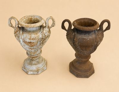 deux vases posés l'un à côté de l'autre sur une table