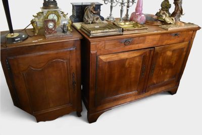 deux armoires en bois surmontées d'une horloge