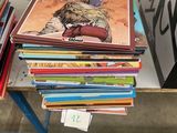 une pile de bandes dessinées posée sur une table dans un magasin