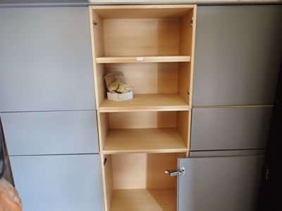 une étagère en bois sur laquelle est posé un ours en peluche