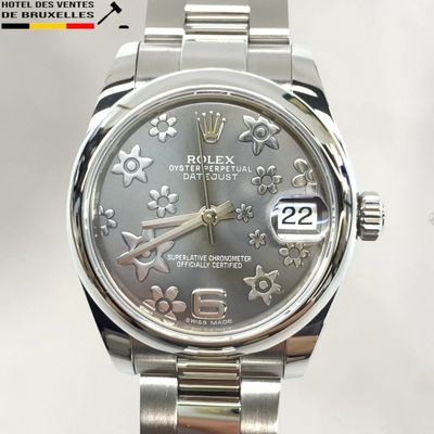 une montre en argent ornée d'un motif floral