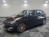 la voiture noire est garée sur un sol en damier dans le garage