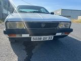 une photo d'une voiture garée sur le bord de la route