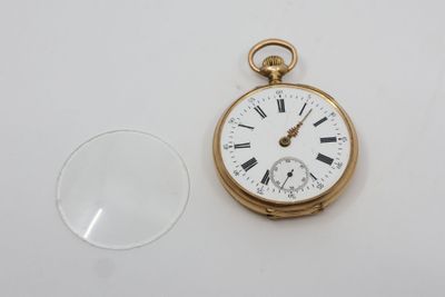 une montre de poche en or avec des chiffres romains