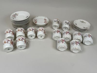 un grand nombre d'assiettes et de tasses posées sur une table