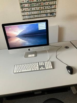 un ordinateur sur un bureau avec un clavier et une souris