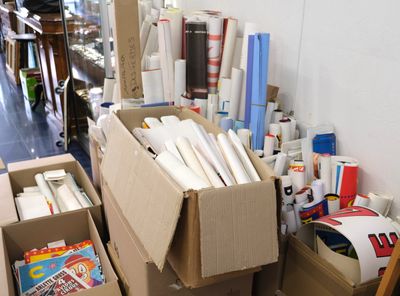 de nombreuses boîtes contenant du matériel et des fournitures d'emballage dans une pièce