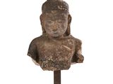 une image représentant une statue représentant une tête de Bouddha posée sur un socle