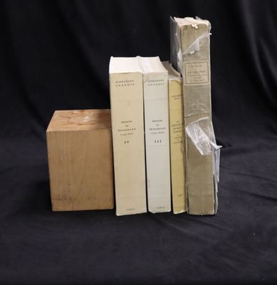 Plusieurs livres sont empilés les uns sur les autres sur un fond noir