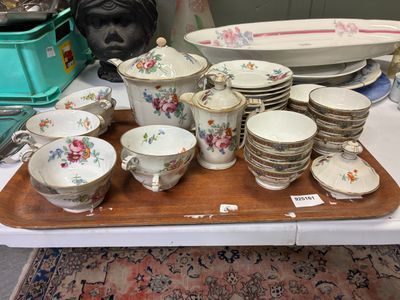 un plateau sur lequel sont posés de nombreux plats et tasses