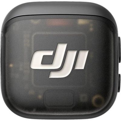 Les écouteurs DJI sont noirs et arborent un logo DJI blanc sur le devant.