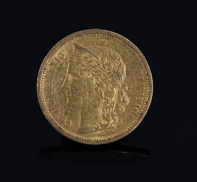 une pièce d'or ornée d'une tête de femme