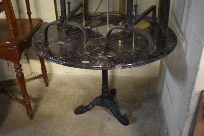 une table en marbre sur laquelle est posée une cage à oiseaux