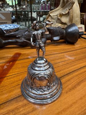 Cloche de table en métal argenté présentant un jeune homme à la corne  - Photo 1