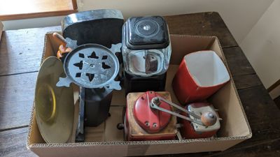 une boîte remplie d'objets divers posée sur une table en bois