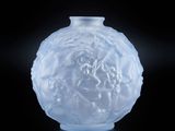 une image représentant un vase en verre dépoli sur fond noir