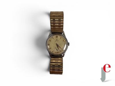 une image représentant une montre posée sur une surface blanche, avec un logo en arrière-plan