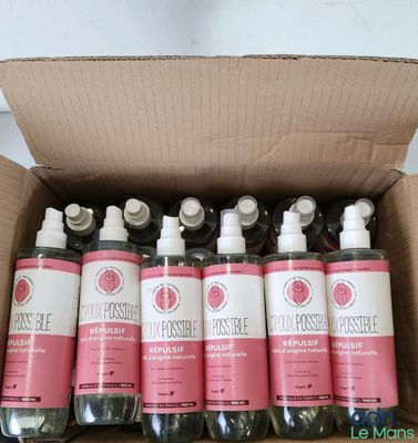 six flacons de gel hydroalcoolique dans une boîte en carton posée sur une table