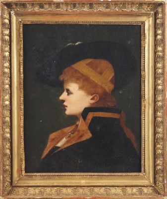 portrait d'un jeune garçon portant un chapeau marron et un manteau noir