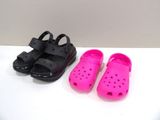 deux paires de chaussures noires et roses posées l'une à côté de l'autre
