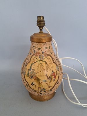 une lampe posée sur une table à côté d'un cordon