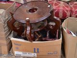 beaucoup de cartons et une table posée par terre