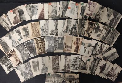 un lot de vieilles photos en noir et blanc sur une table