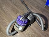 un aspirateur posé sur le sol de la pièce