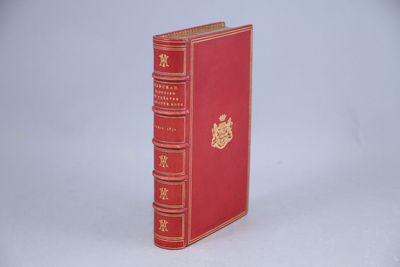 un livre rouge posé sur une surface blanche