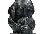 statue d'une femme tenant un bébé dans ses bras