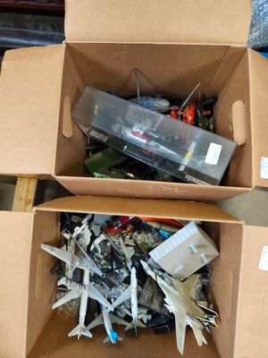 deux cartons remplis d'objets divers, posés sur une table