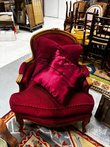 Paire de bergères de style Louis XV garnies de velours bordeaux