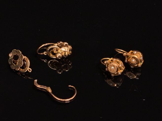 Deux paires de boucles d’oreilles (une accidentée) en or 18 carat...