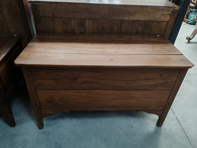 une commode en bois surmontée d'un miroir