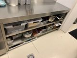 un plan de travail en inox sur lequel sont posés plusieurs récipients